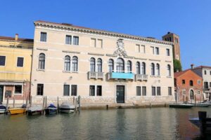 Museo del Vetro - Murano - Außenansicht: Die klassische Palastfassade des Glasmuseums direkt am Kanal auf der Insel Murano in der Nähe von Venedig