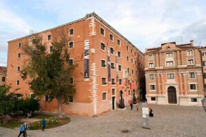 Museo Storico Navale - Venedig - Außenansicht: Das historische Museumsgebäude mit roten Backsteinen und Bannern nahe dem Arsenale