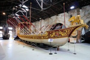 Museo Storico Navale Venedig - Bissona Prunkschiff: Ein reich verziertes historisches Schiff als prächtiges Zeremonialboot mit dem Markuslöwen am Bug