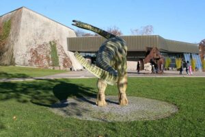 Museum am Löwentor - Stuttgart - Außenansicht: Dinosaurier-Skulptur auf der Wiese vor der modernen Naturkundemuseum im Rosensteinpark.