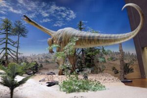 Museum am Löwentor - Stuttgart - Dinosaurier-Ausstellung: Lebensgroße Rekonstruktion des Gresslyosaurus (Plateosaurus) in einer prähistorischen Landschaft im Naturkundemuseum