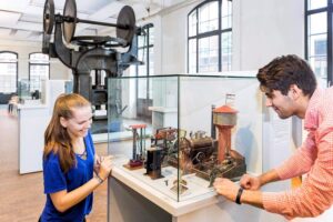 Museum der Arbeit Hamburg - Dampfmaschine: Besucher betrachten ein funktionstüchtiges Modell aus dem Industriezeitalter
