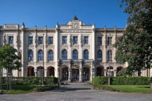 Museum Fünf Kontinente - München - Außenansicht der prachtvollen Fassade des Museums