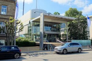 Museum für Kommunikation Frankfurt - Außenansicht: Moderne Glasarchitektur und Eingangsbereich am Frankfurter Museumsufer