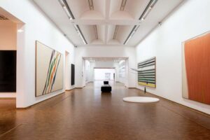 Museum Ludwig - Köln - Ausstellung: Großer Bereich mit abstrakter Kunst der Farbfeldmalerei und einem Mobile von Alexander Calder
