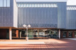Museum Ludwig - Köln - Haupteingang: Moderne Fassade mit markantem Schriftzug und verglastem Eingangsbereich