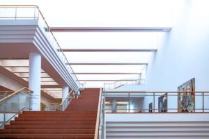 Museum Ludwig - Köln - Innenarchitektur: Treppenhaus über mehrere Ebenen mit Blick auf Kunstwerke