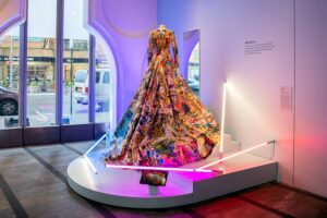 Museum of Arts and Design (MAD) - New York City – Ausstellung'Identity Is…' von Michael Sylvan Robinson, mit einem von Bill Bull Dresses konstruierten, opulenten Collagekleid