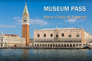 Museum Pass – Musei Civici di Venezia: Blick vom Wasser auf den Dogenpalast, den Campanile und Gondeln am Markusplatz in Venedig