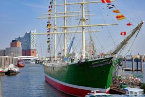 Museumsschiff Rickmer Rickmers - Hamburg - Außenansicht: Das historische Segelschiff an den Landungsbrücken mit der Elbphilharmonie im Hintergrund