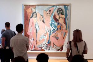 Pablo Picasso - Les Demoiselles d’Avignon: Kubistisches Meisterwerk ausgestellt in einer Galerie