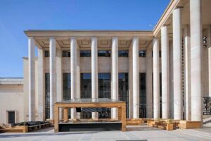 Palais de Tokyo - Paris - Haupteingang mit Sitzgelegenheiten, klassischen Säulen und modernen Elementen