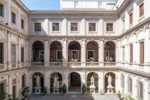 Palazzo Altemps - Rom - Innenhof, ein Meisterwerk der Renaissance-Architektur von Martino Longhi dem Älteren, mit antiken Skulpturen in den Arkaden