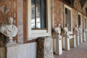 Palazzo Altemps - Rom - Loggia mit Renaissance-Fresken und antiken römischen Marmorbüsten