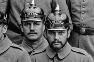 Paul Klee - Biografie: Historische Aufnahme von 1916 mit Pauls Klee in Militäruniform und Pickelhaube während des Ersten Weltkriegs