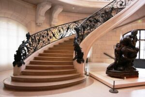 Petit Palais - Paris - Jugendstil-Treppe mit Schmiedeeisengeländer und Skulptur