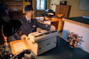 Polizeimuseum Hamburg - Polizeiwache: Detailgetreue Rekonstruktion einer historischen Polizeidienststelle mit originaler Einrichtung von 1960