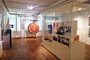 Potsdam Museum - Dauerausstellung: DDR-Exponate, darunter das Staatswappen der DDR, historische Fotografien und Vitrinen mit Objekten aus der Zeitgeschichte