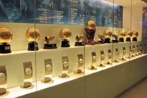 Real Madrid Museum – Fußballpokale, unter anderem Ballon-d’Or-Trophäen