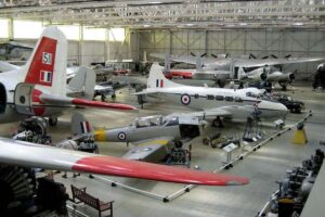 Royal Air Force Museum - London - Ausstellung: Historische Flugzeuge wie die De Havilland Devon und Avro Anson in der großen Ausstellungshalle