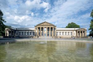 Schloss Rosenstein - Stuttgart - Außenansicht: Klassizistische Schlossfassade mit großem Brunnen und Fontäne im Rosensteinpark
