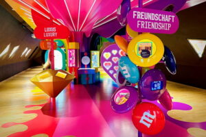 Schokoladenmuseum Köln - Ausstellung Schokolade ist ein Gefühl: Bunte, interaktive Erlebniswelt mit M&M-Installationen und farbenfroher Gestaltung