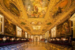 Scuola Grande di San Rocco - Venedig - Sala Capitolare: Der prunkvolle Hauptsaal mit vergoldeter Decke und Gemälden