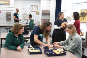 Senckenberg Naturmuseum - Frankfurt am Main - Forschungswerkstatt: Interaktives Mitmach-Labor mit Besuchern und museumspädagogischen Exponaten