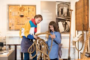 Speicherstadtmuseum - Hamburg - Ausstellung: Historische Arbeitsgeräte sowie Tauwerk und Seile in der Ausstellung Quartiersleute