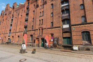 Spicy’s Gewürzmuseum - Hamburg - Außenansicht: Historisches Speichergebäude in der Hamburger Speicherstadt mit roter Backsteinfassade