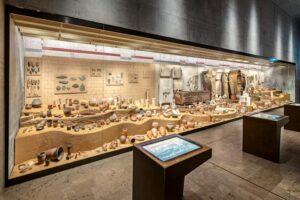 taatliches Museum Ägyptischer Kunst - München - Ausstellung: Antike Tongefäße, Skulpturen und Grabbeigaben in einer Vitrine