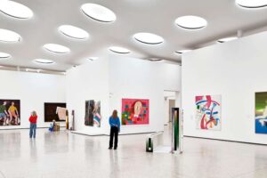 Städel Museum - Frankfurt am Main - Ausstellung Gegenwartskunst: Lichtdurchflutete unterirdische Gartenhalle mit kreisrunden Deckenfenstern und zeitgenössischen Kunstwerken