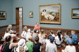 Städel Museum - Frankfurt am Main - Kinderführung: Kindergruppe sitzt vor Tischbeins berühmtem Gemälde Goethe in der Campagna