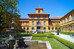 Städtische Galerie im Lenbachhaus - München - Außenansicht der historischen Villa mit Gartenanlage und Brunnen im Vordergrund
