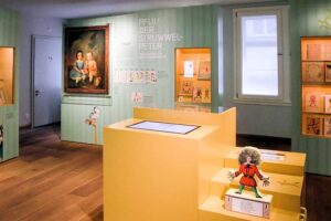 Struwwelpeter Museum - Frankfurt am Main - Ausstellungsraum: Infowand mit historischen Illustrationen, Vitrinen und Aufsteller der Struwwelpeter-Figur