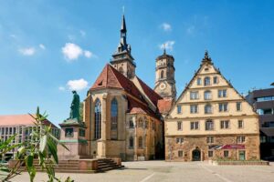 Stuttgart: Schillerdenkmal im Vordergrund vor der Stiftskirche und dem historischen Fruchtkasten