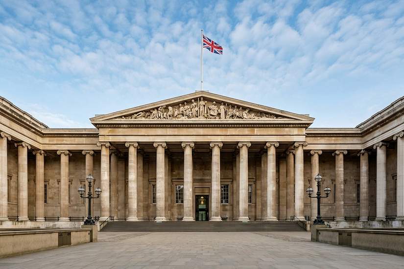 Haupteingang des British Museum in London mit klassizistischer Fassade