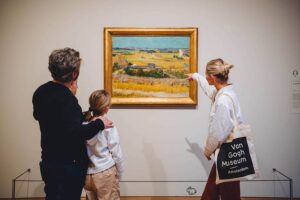 Van Gogh Museum - Amsterdam - Ausstellung mit dem Gemälde Harvest at La Crau