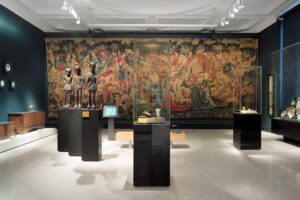 Victoria and Albert Museum (V&A) - South Kensington - London - Ausstellung Noble Living: Ein historisch gestalteter Raum mit einem riesigen mittelalterlichen Wandteppich, antiken Truhen und Skulpturen