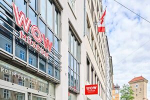 WOW Museum - München - Außenansicht: Moderne Fassade mit dem rot-weißen Museumslogo